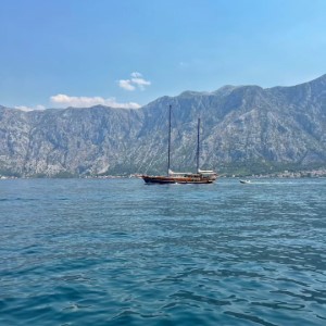 From Albania 🇦🇱 to Montenegro 🇲🇪.On arrive directement aux bouches de Kotor, très touristiques, mais on comprend pourquoi 🤩.#montenegro #landscape #kotor